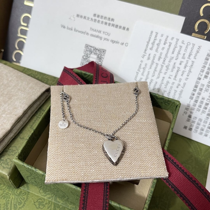 G*u*i necklaces